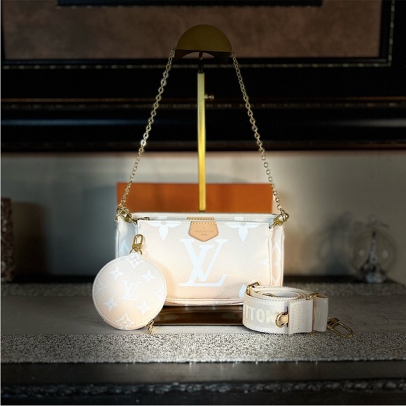 LIVE Luxury Handbag & Accessories Show •LV • Chanel • Dior • Gucci & More - Picture 10 of 15